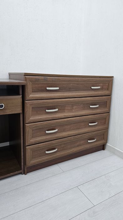 Отдам комод и письменный стол