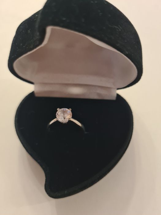 Дамски пръстен с камък, бяло злато.