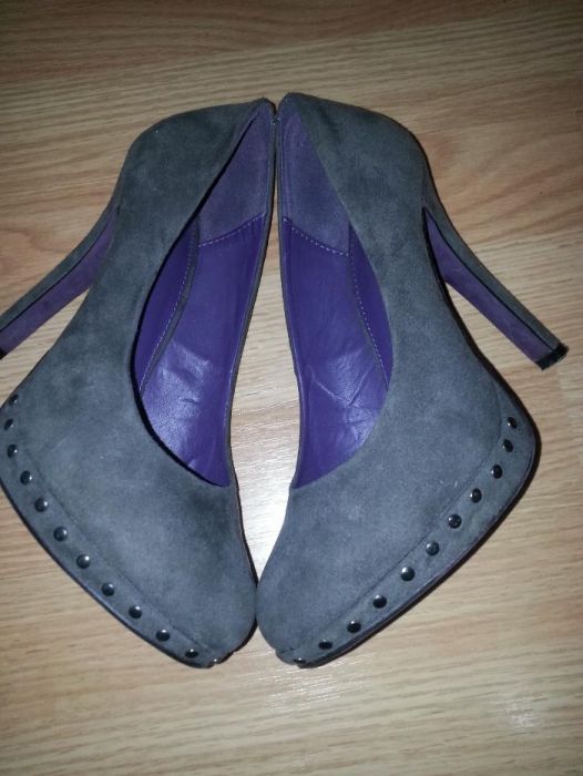 затворени ниски и обувки на ток