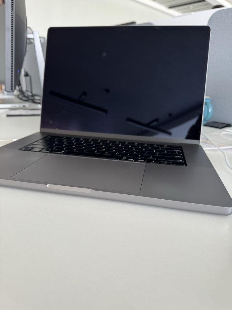 Mackbook Pro 16 inch, CPU -M2 pro (12-core), Ram -16 gb, SSD -1 tb