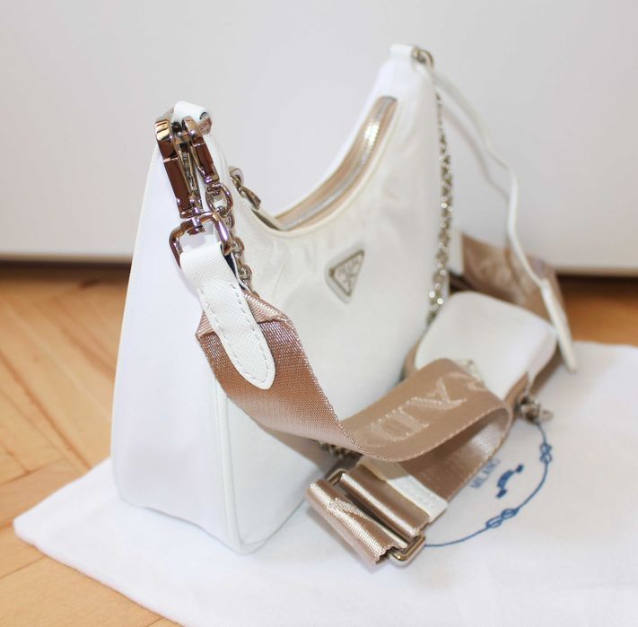 Дамската чанта Prada Re-Edition 2005