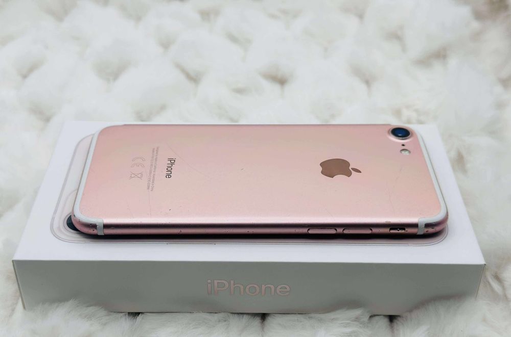 Vand / Schimb IPhone 7  Roz  Impecabil