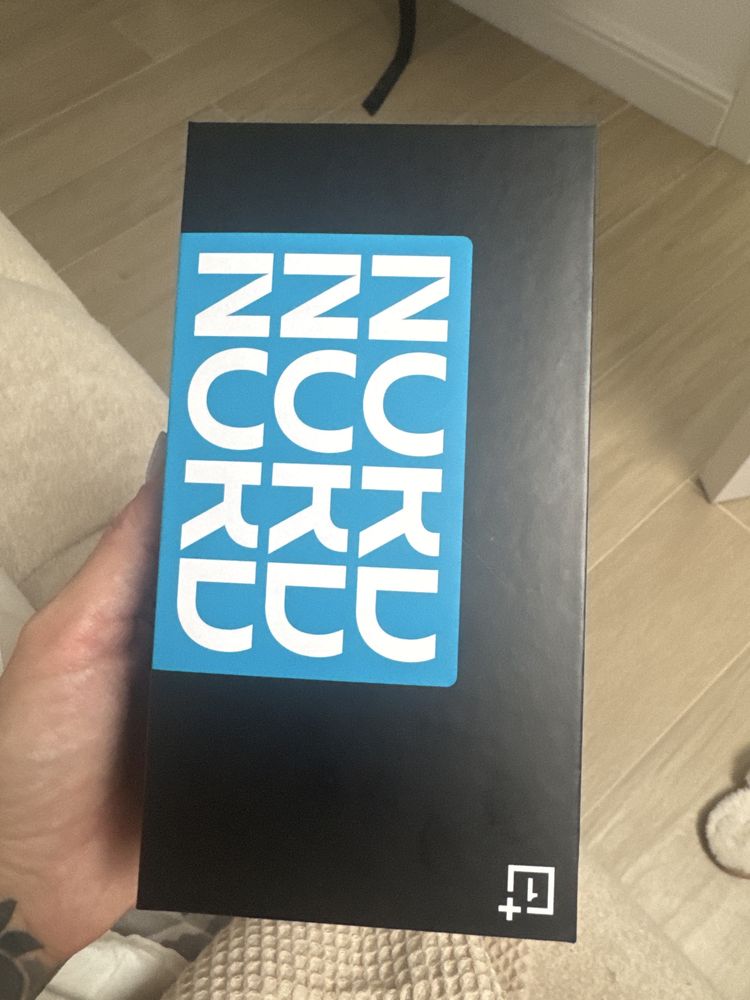 Vand telefon cu factura one plus