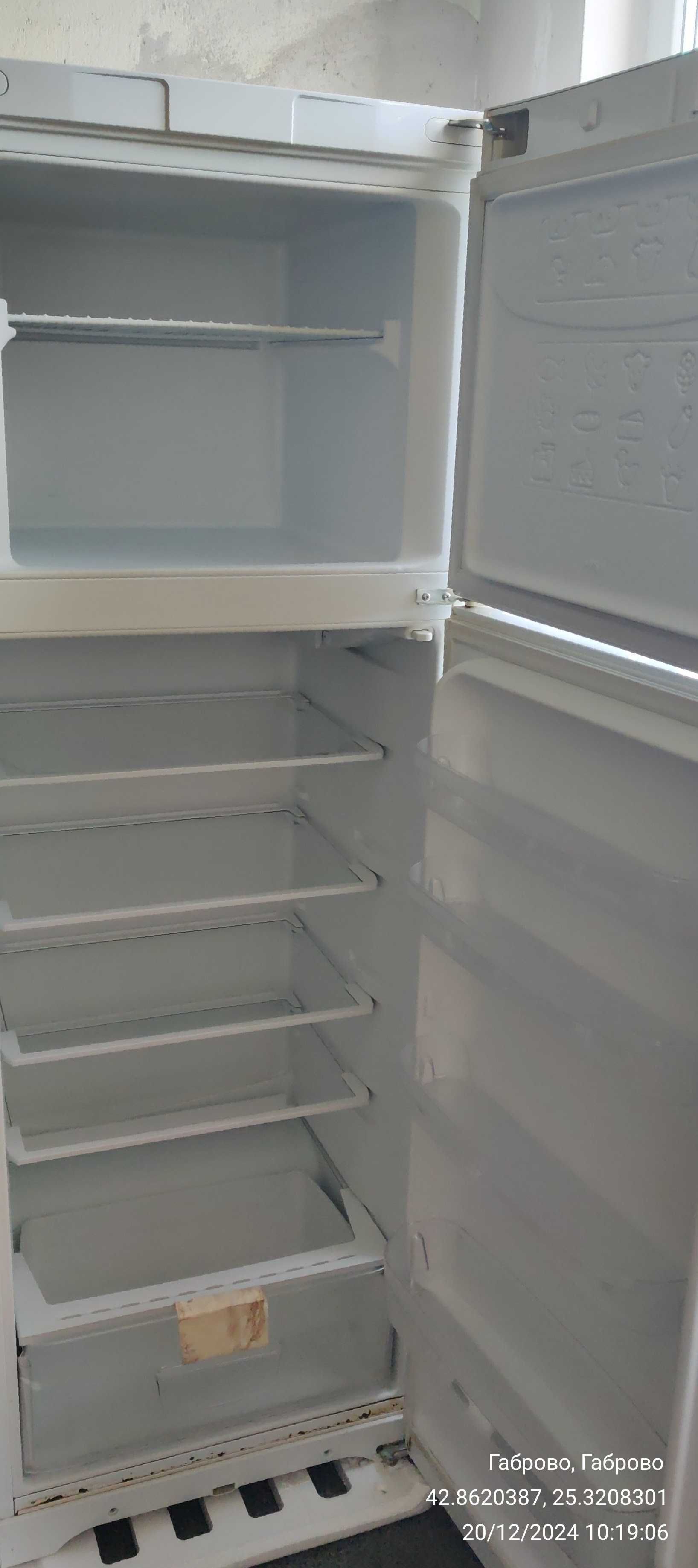 Продавам хладилник INDESIT с горна камера.Височина 180см.