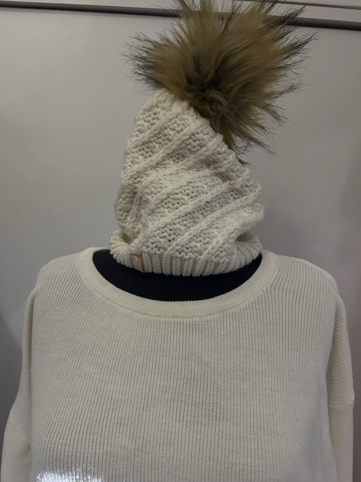 Комплект: Бяла плетена блуза + зимна шапка с пухче