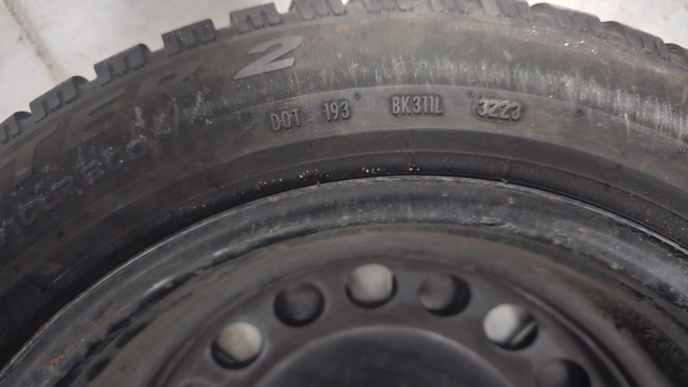 Зимни гуми Pirelli 205/55/16  с джанти и оригинални тасове - 520лв.