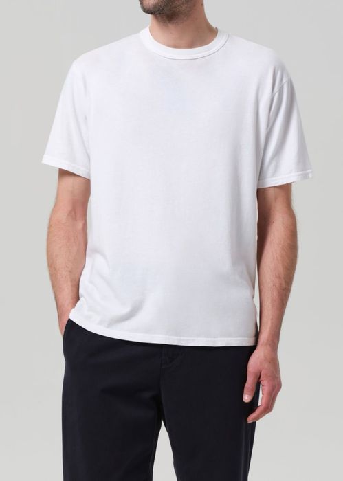 В наличий мужские футболки