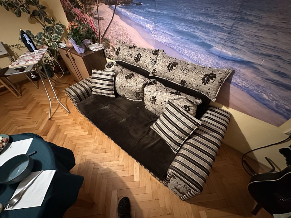 Двуместен диван Спешно