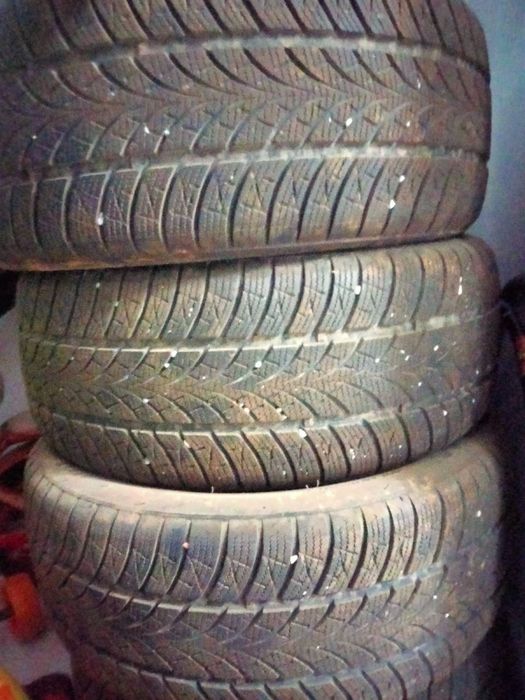 Продам резину зимняя лепучка размер 215/45/17