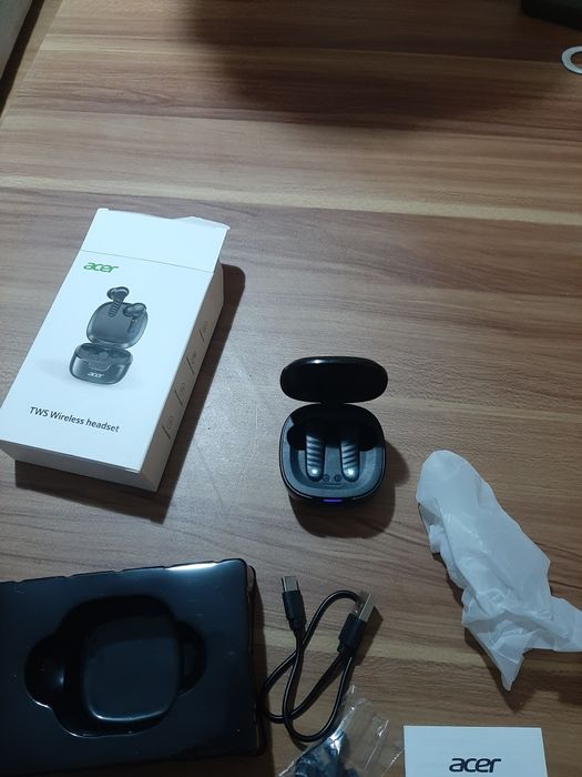 Samsung cu casca Bluetooth și husa ca nou și căști acer noi