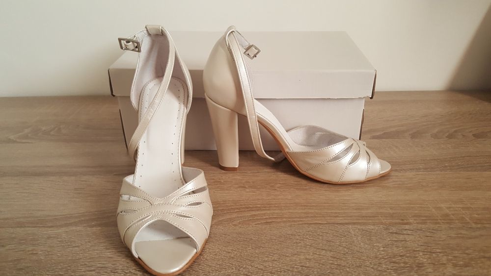 Vand Sandale făcute la comanda