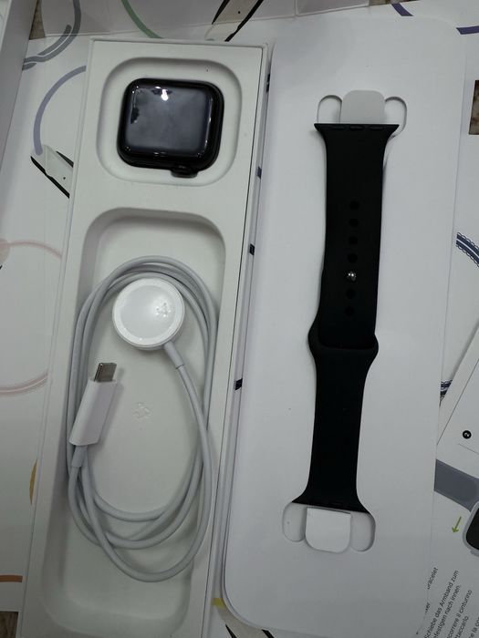 80Apple Watch SE (2-го поколения / Gen 2) в версии GPS, 40 мм.