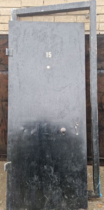 Дверь железная тяжелая