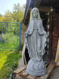 Бетонна статуя"Богородица"