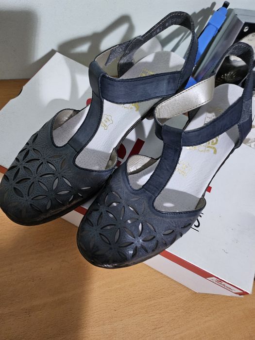 Vând sandale din piele Rieker