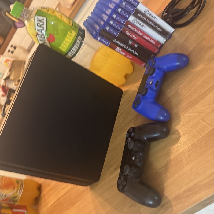 Vand ps4 slim de 1TB MEMORIE 2 manete 8 jocuri