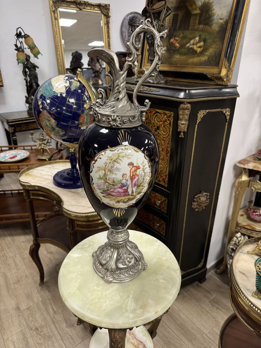 Carafa din portelan pictat si elemente din metal