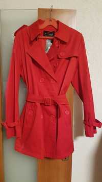 Дамски червен шлифер.