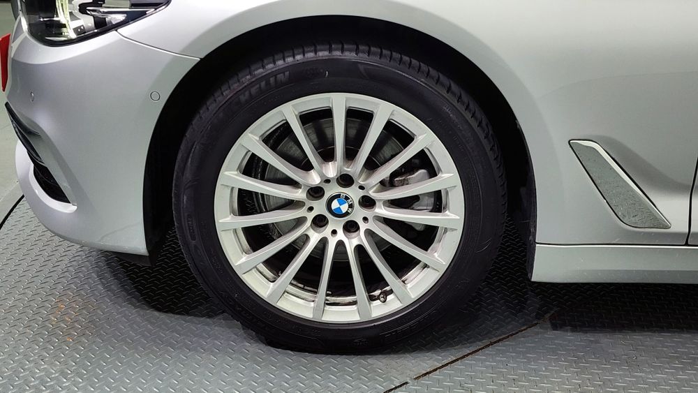 BMW 5-Series 520i Luxury