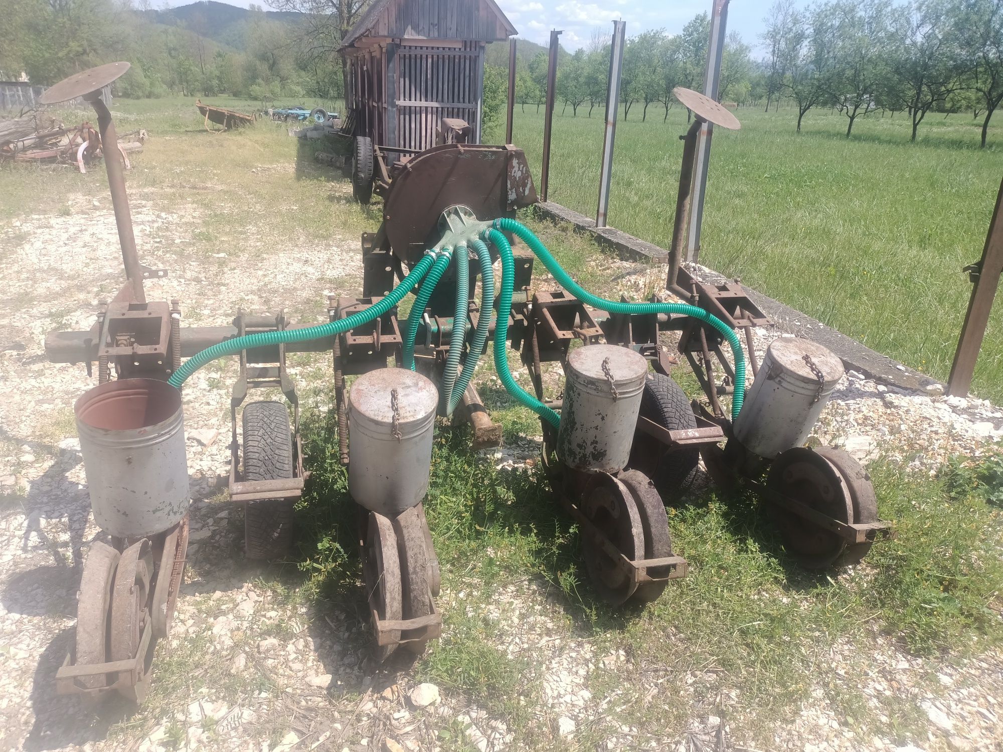 Semănătoare porumb pe 4 rânduri fabricație românească de Piatra neamț