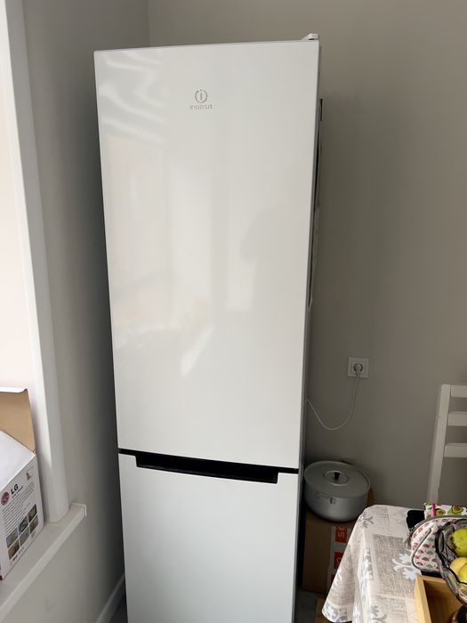 Продам Холодильник indesit