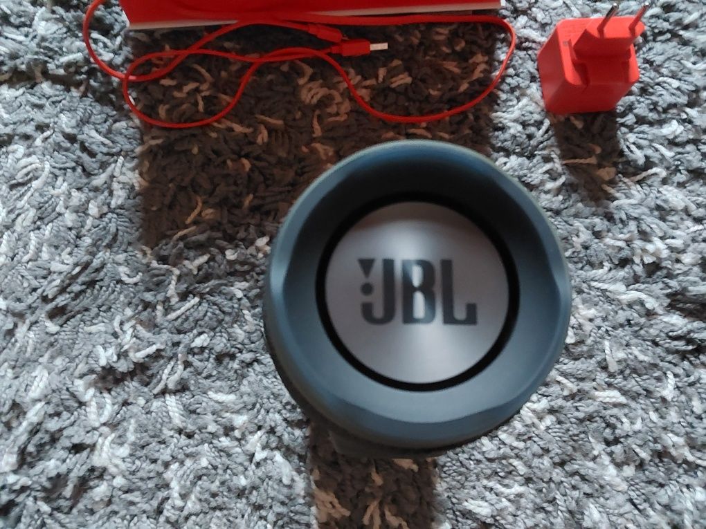 Продавам JBL CHARGE 3