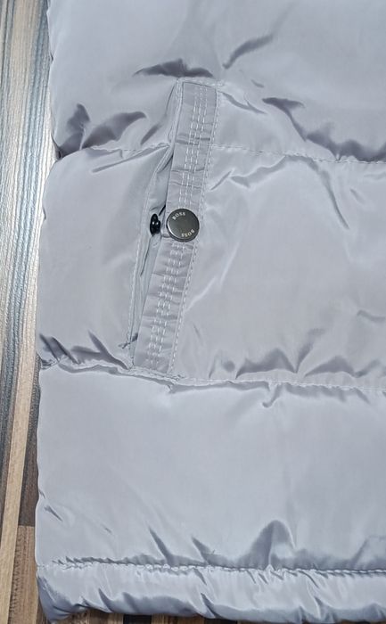 Vând veste noi de bărbați Boss