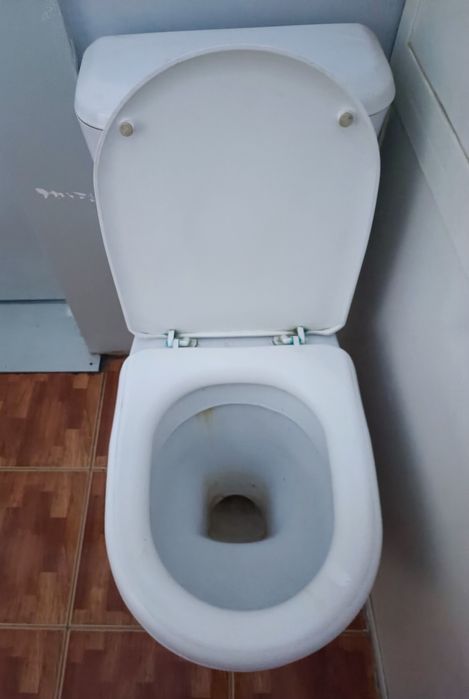 Unitaz sotiladi yaxshi ishlatilgan