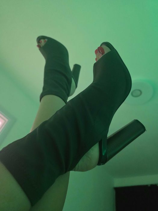 Елегантна рокля с обувки за повод