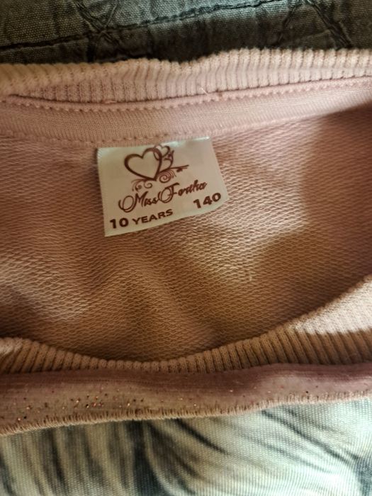 Предлажам красива блестяща блуза за момиче на 9-10г.