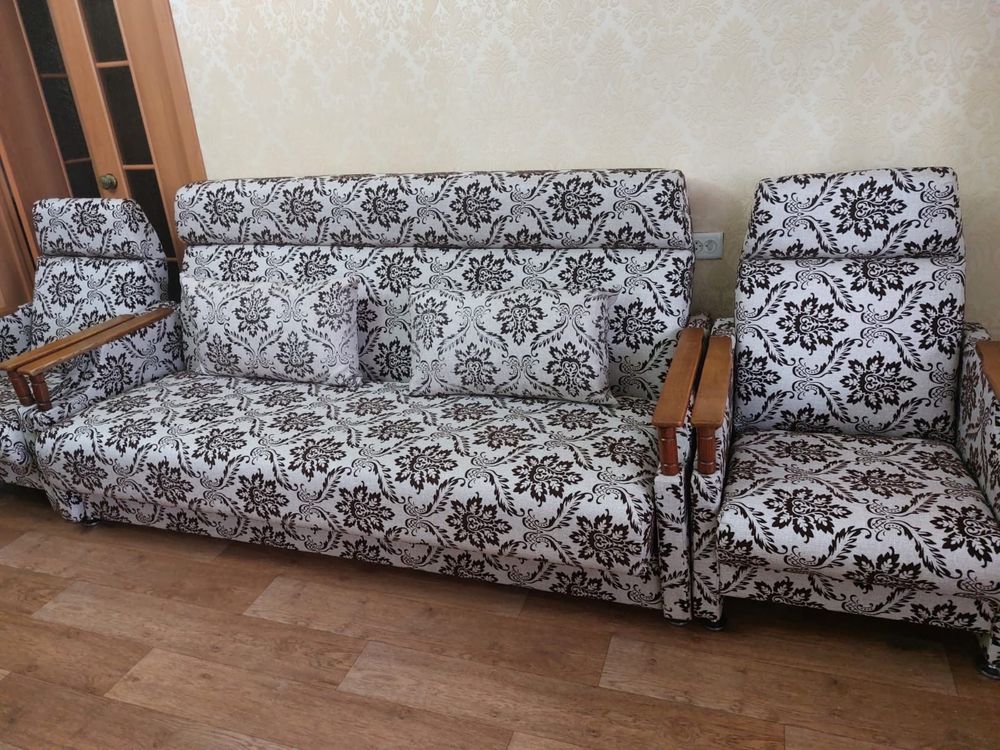 Продам Диван и 2 креслами