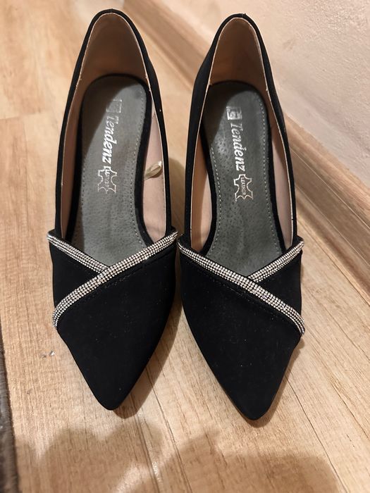 Елегантни обувки с ток