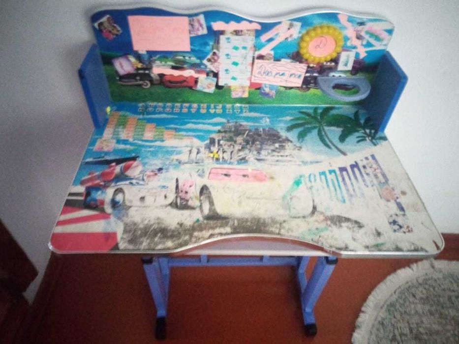 Продам детский стол и стул (3-5 лет)