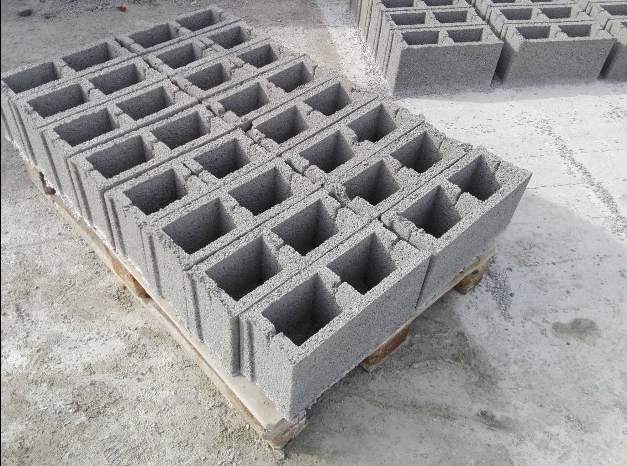 Boltari zidarie sau fundatie din beton TRANSPORT disponibil