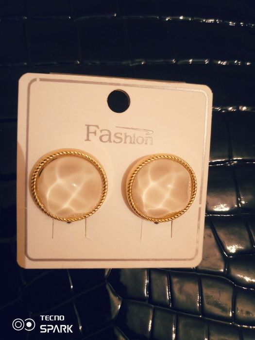 YANGI. Zamonaviy dizayn, yengil va nafislik