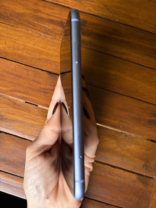 Продавам iPhone 11 много запазен