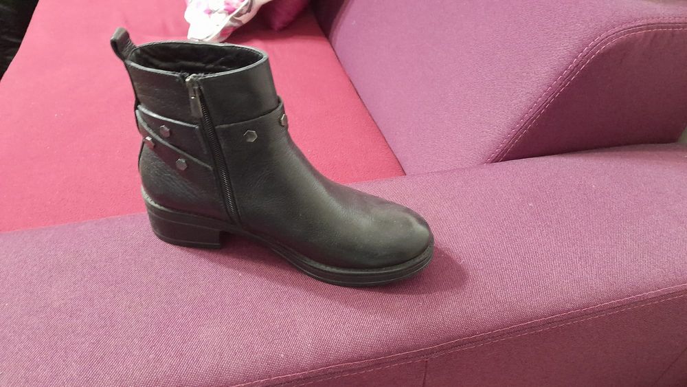 Vând ghete piele noi  39