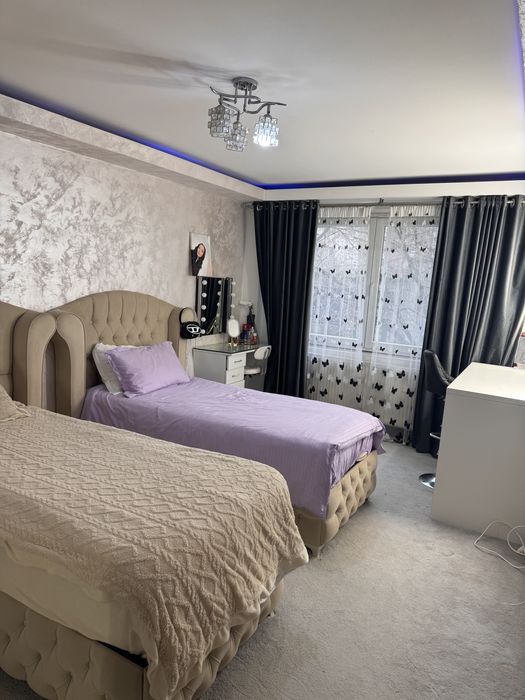 Vand 1 buc pat  de o persoana 93/200 m am doua buc