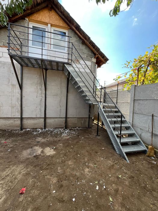 Scări metalice zincate