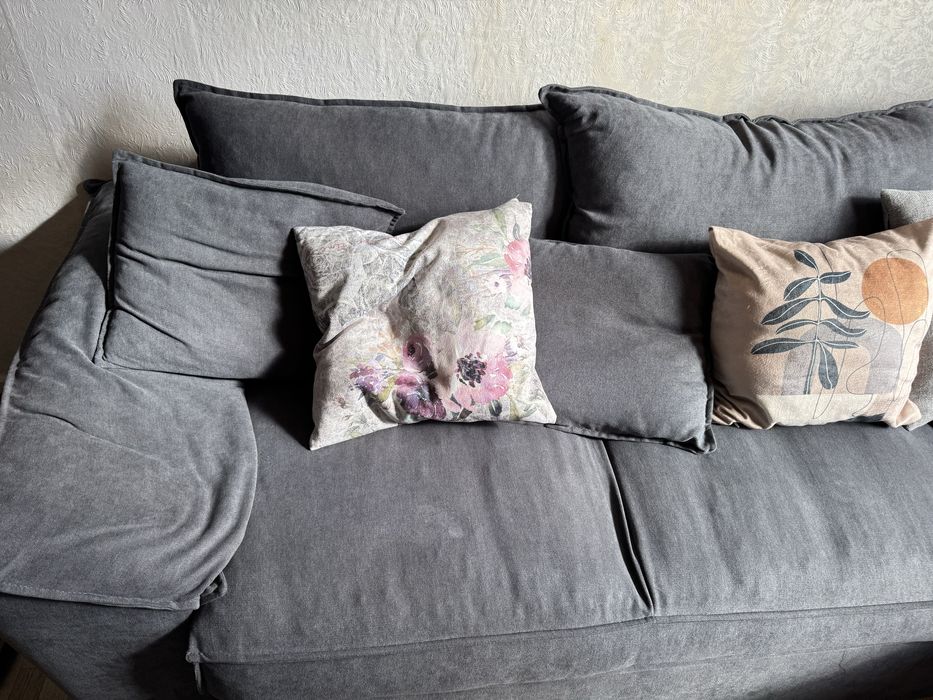 Сив диван с възглавници