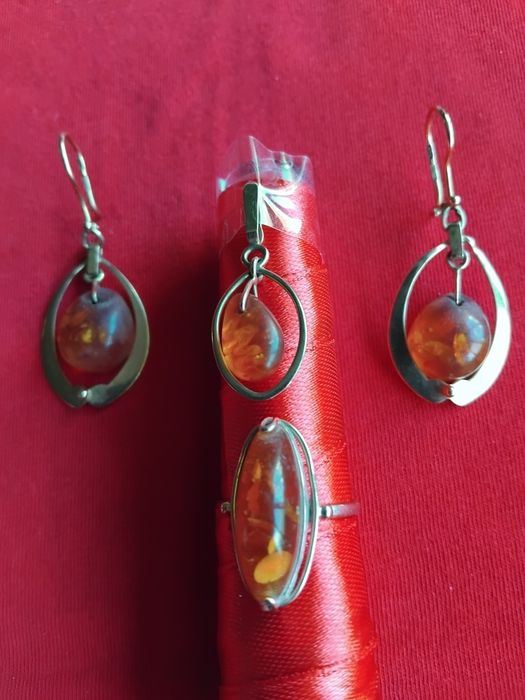 Cercei,inel și  pandantiv  aur și chihlimbar!