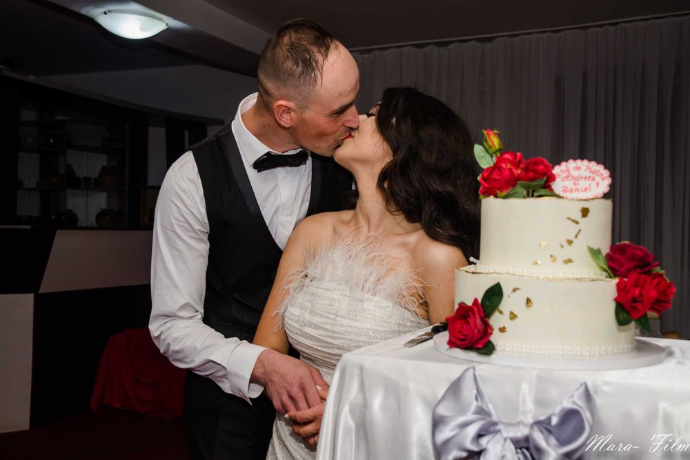 Vând rochie superbă, pentru cununia civilă dar și pentru mirese