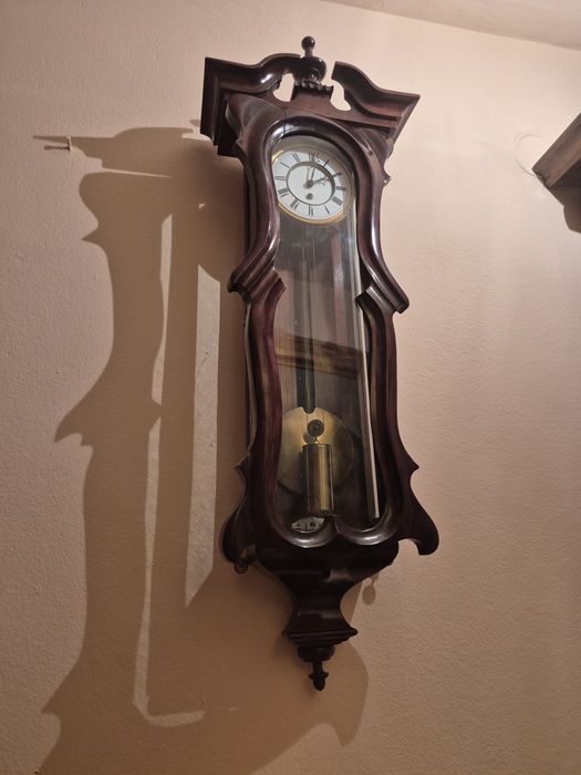 Pendula de perete cu o greutate