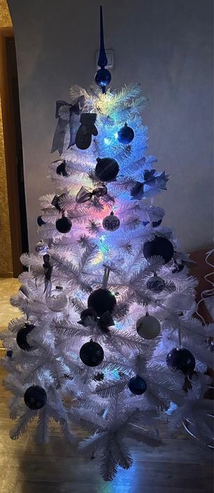 Продается белая новогодняя ёлка Triumph Tree «Санкт-Петербург»