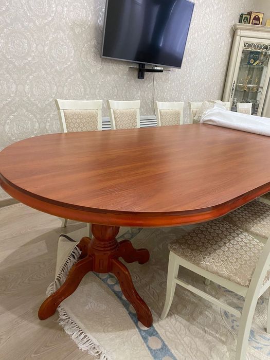 Срочно продам стол длина: 4,5 метр, ширина 1,2 м. В хорошем состоянии.