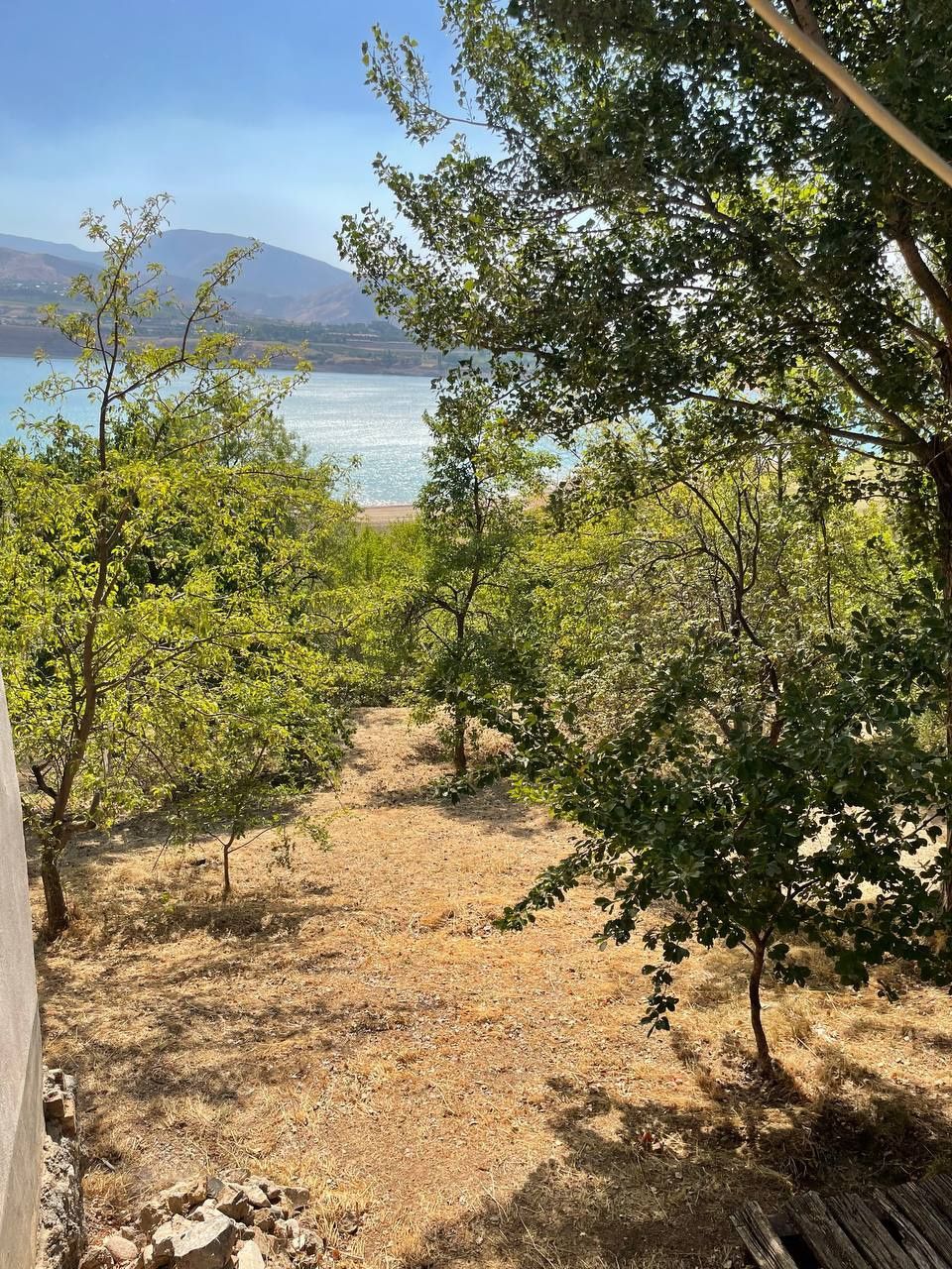 Uchastka sotiladi