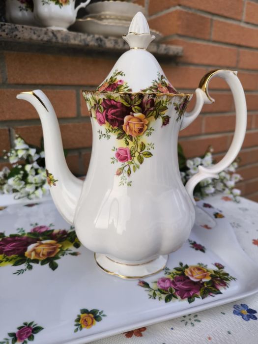Serviciu de cafea, din portelan Royal Albert- Bone China