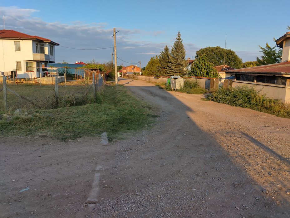 Продавам уреголиран поземлен имот