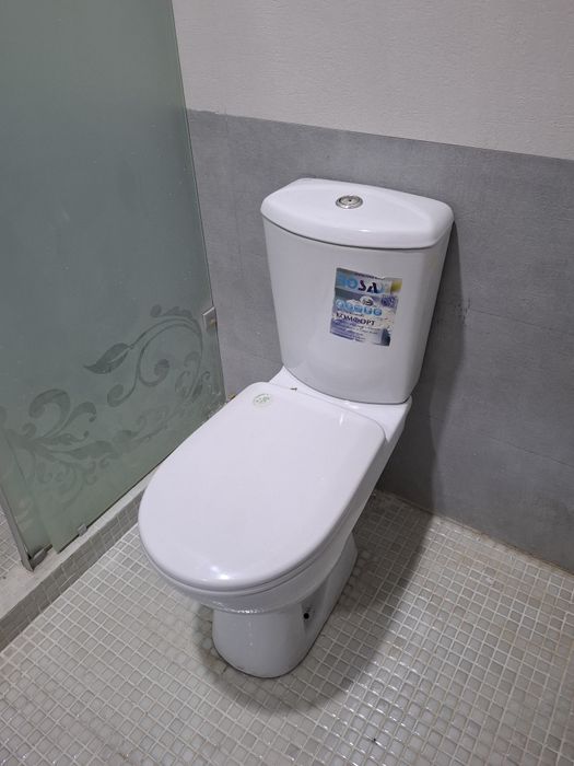 Унитаз  Rosa комплект азгина ишлаган холати янгидай. Раквина тумбочка