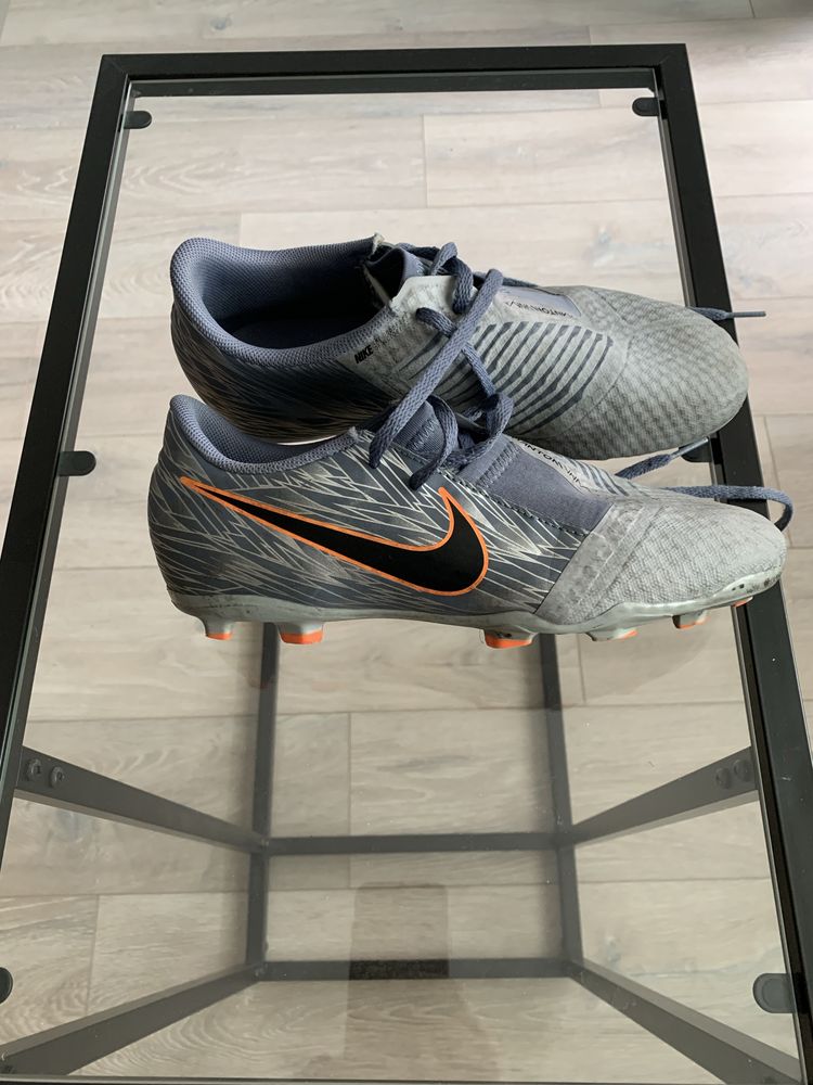 Бутонки Nike , размер 38 ; 24 см . Цена 30 лв .